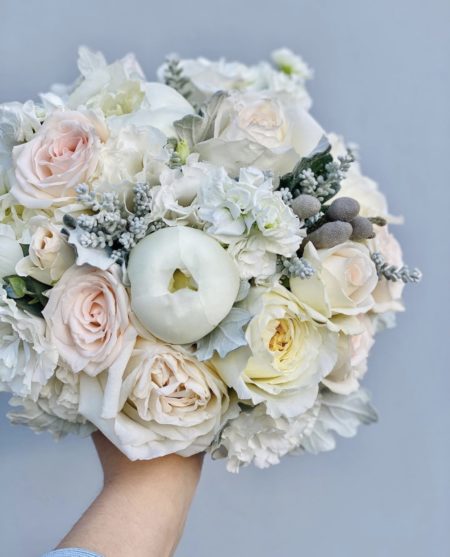 Букет невесты из белых пионов и пионовидных роз art.05-127