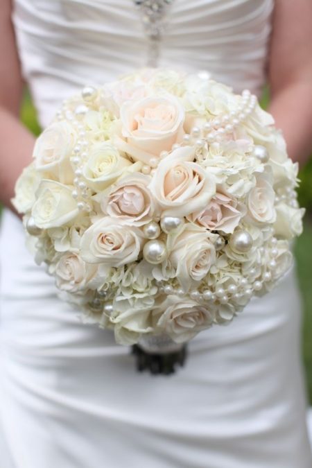 Букет невесты из нежно-кремовых роз и белой гортензии art. 05-150