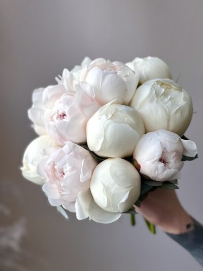 Букет невесты из белых и розовых пионов  art.05-151