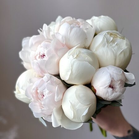 Букет невесты из белых и розовых пионов  art.05-151