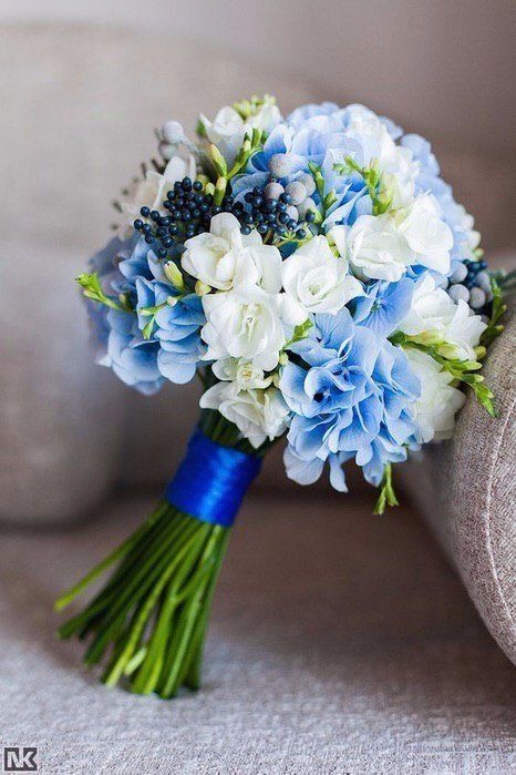 Синие и голубые свадебные букеты невесты