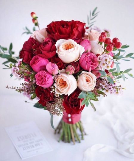Букет невесты красный из пионовидных роз art. 05-114