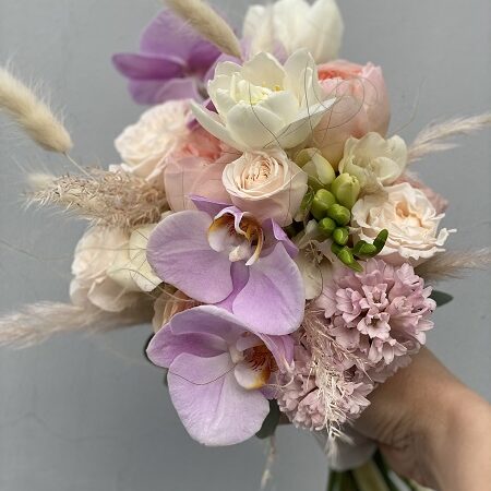 Букет невесты из орхидеи и пионовидной розы Art.05-39