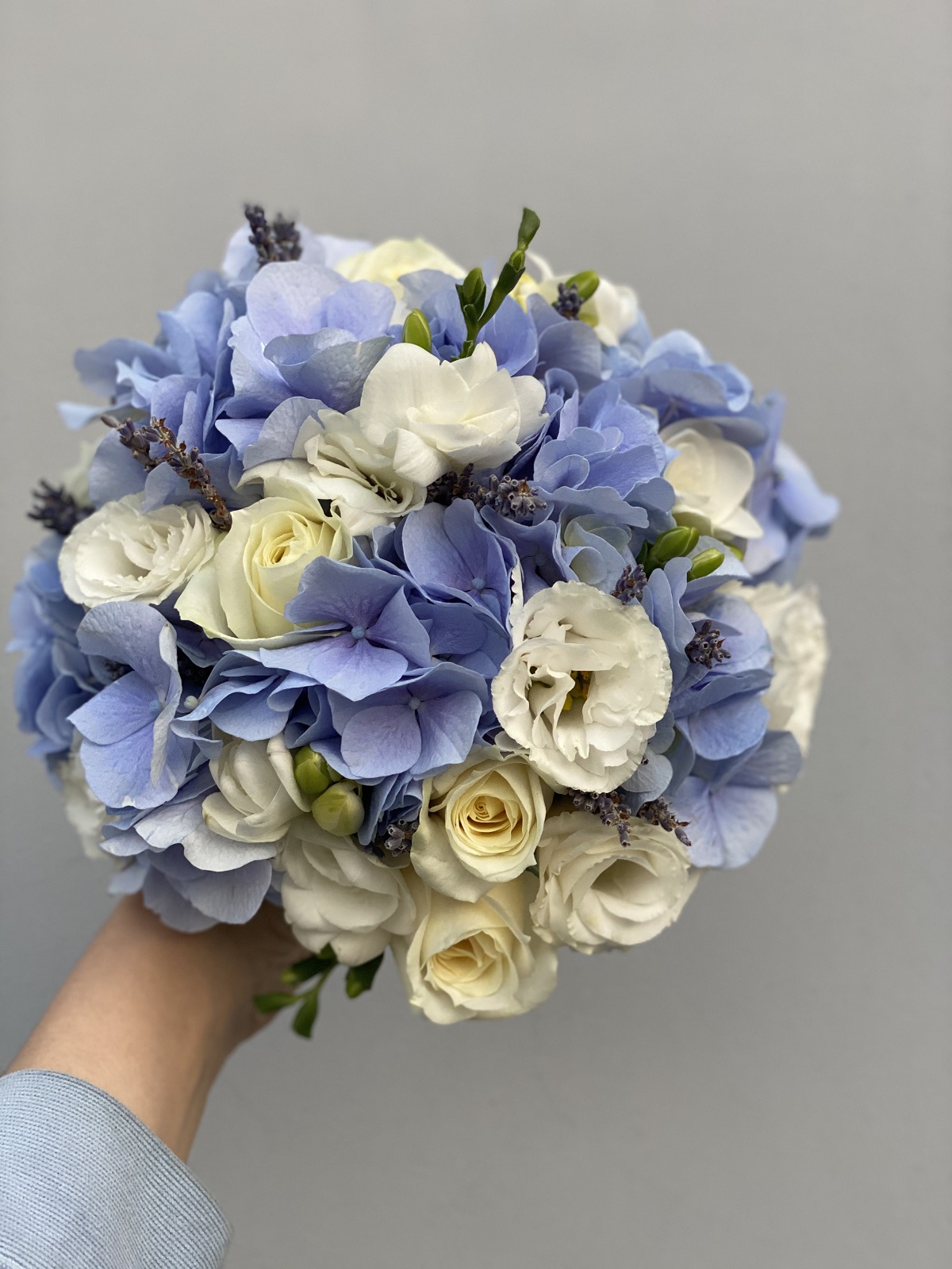 Купить «Букет невесты из голубой гортензии art.05-57» по доступной цене с  доставкой по Москве в салоне Fl-er