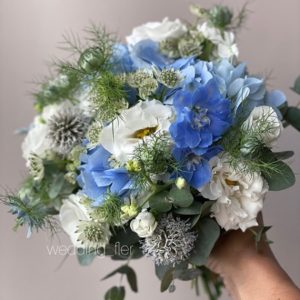 Букет невесты из голубой гортензией и пудровыми розами art. 05-155