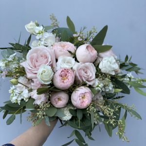 Букет невесты из пионовидных роз с эустомой и зеленью art.05-54