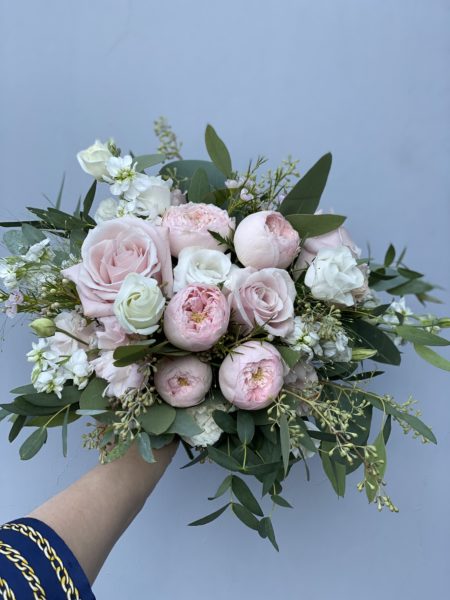 Букет невесты из пионовидных роз с эустомой и зеленью art.05-54