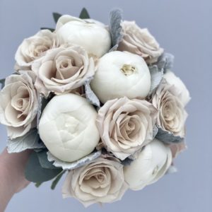 Букет невесты с белыми пионами и розой Мента art. 05-183