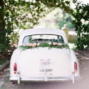 Свадебные украшения на машину. Как украсить кортеж жениха и невесты.