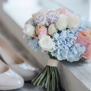 Букет невесты из голубой гортензии и роз art.05-19