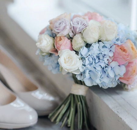 Букет невесты из голубой гортензии и роз art.05-19