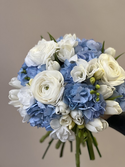 Голубые цветы букет для невесты пирожные эклер купить
