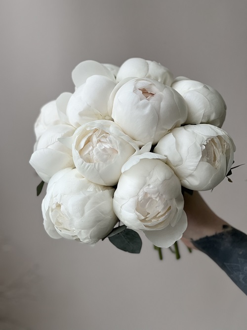 Купить «Букет невесты из белых пионов art.05-233» по доступной цене с  доставкой по Москве в салоне Fl-er