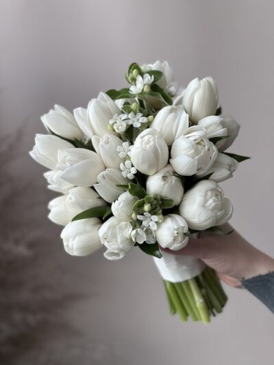Букет невесты из белых тюльпанов art.05-235