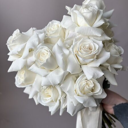Свадебный букет невесты из белых вывернутых роз сорта Плая Бланка